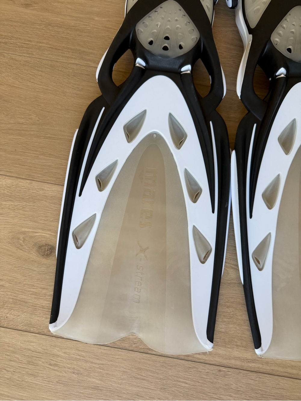 Mares Black & White Swim Fins - Adjustable Open-Heel Snorkel Fins - Picture 2 of 5